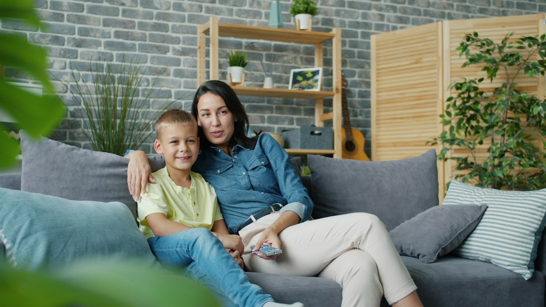 Anya és kisfia nyugodtan ülnek egymás mellett a nappali kanapéján.